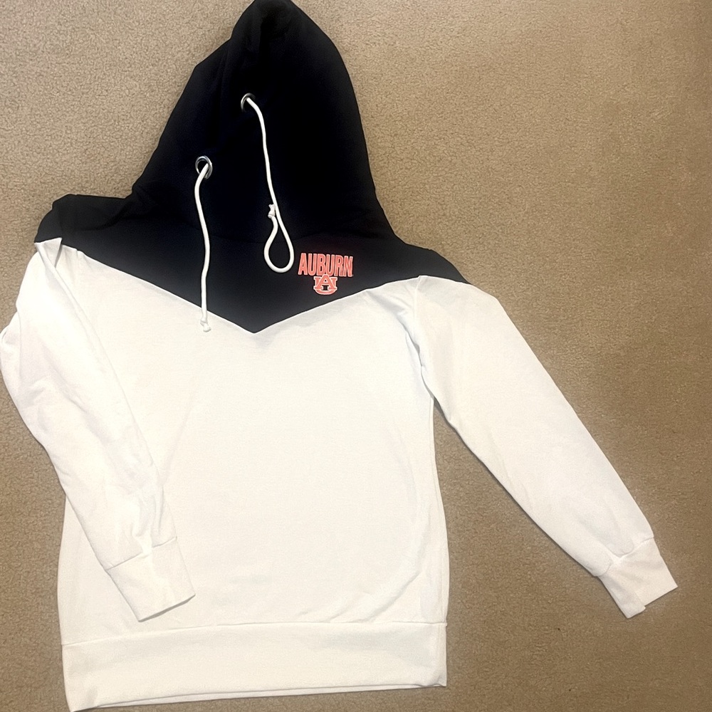 Like new condition Women’s size M sweatshirt. Never worn. Received as gift.
